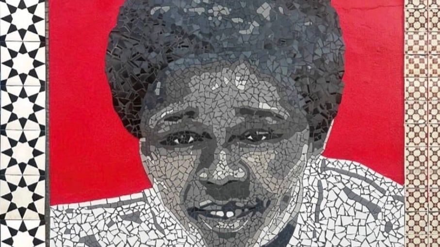 Mosaico del artista Celso González, inspirado en Adolfina Villanueva. Para efectos de orientación, incluye aviso a los medios sobre foto publicada previamente, que no es Adolfina Villnueva.