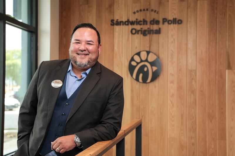Miguel “Mike” Nieves como el Propietario-Operador local del nuevo restaurante Chick-fil-A