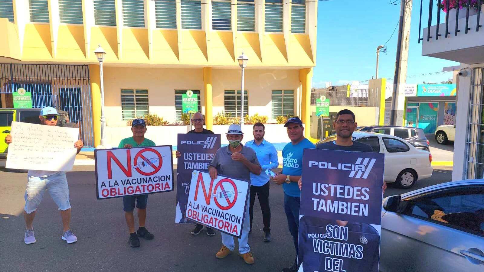 Empleados municipales antivacunas protestan en Camuy.