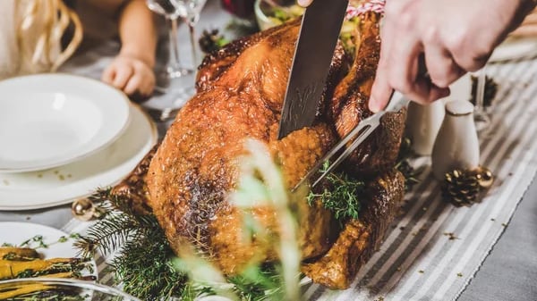 La pieza central de una comida de Acción de Gracias es el pavo.