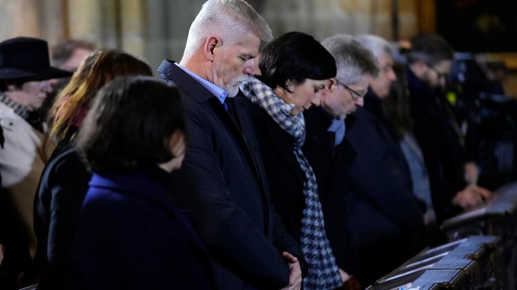 El presidente checo Petr Pavel asiste a un oficio por los muertos en el tiroteo en la Facultad de Filosofía de la Universidad Carolina en Praga, sábado 23 de diciembre de 2023. El tiroteo dejó un saldo de 14 muertos y numerosos heridos. (AP Foto/Petr David Josek)
