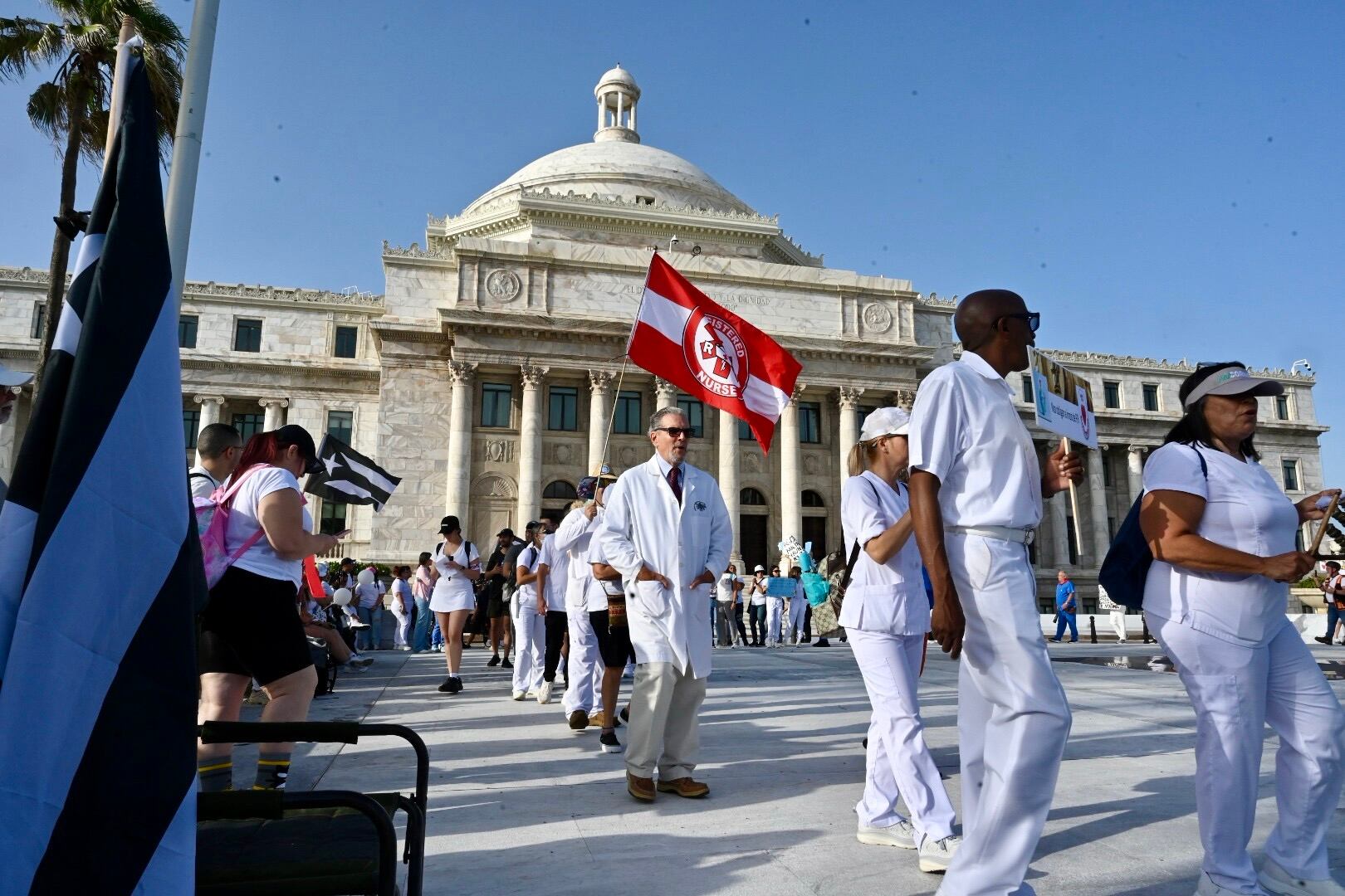 Las enfermeras y enfermeros protestan frente al Capitolio, demandando mejores condiciones de trabajo y salario. Capitolio, San Juan. Metro PR 12 de junio de 2025