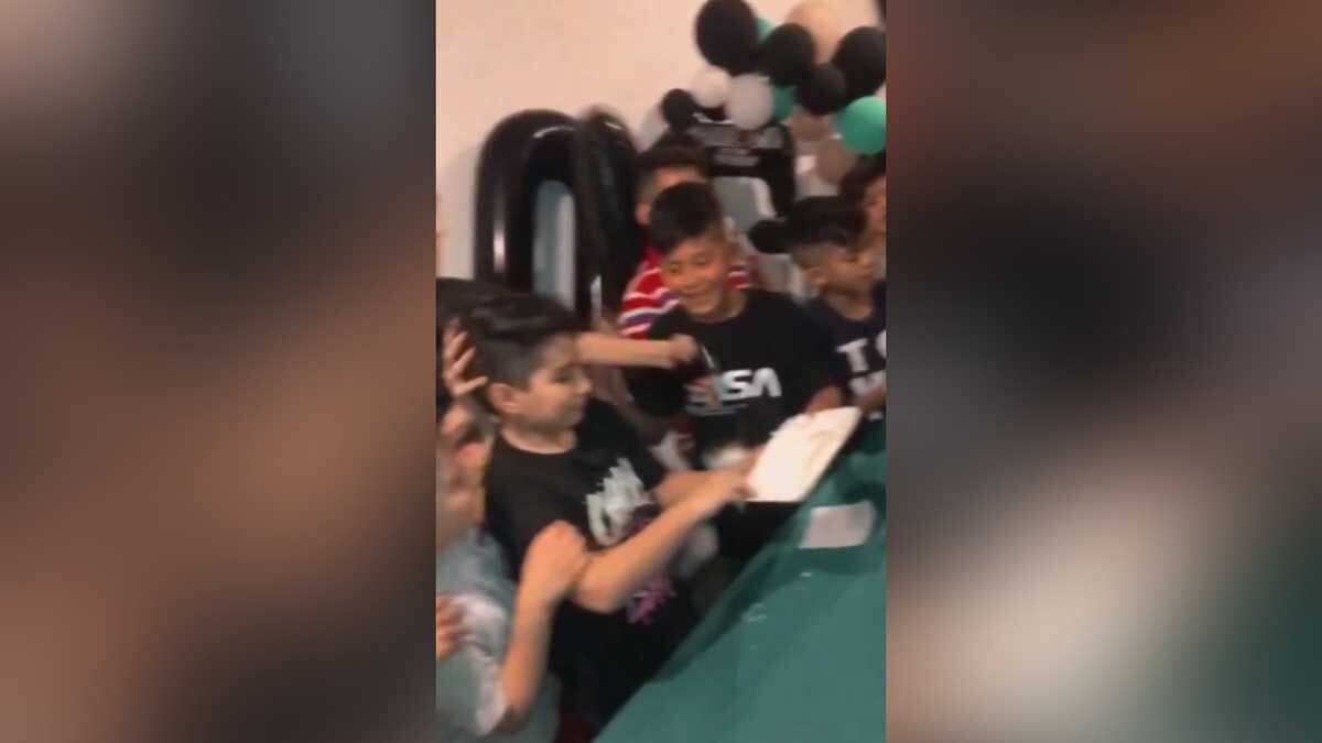 La reacción viral de una mamá en la fiesta de cumpleaños de su hijo