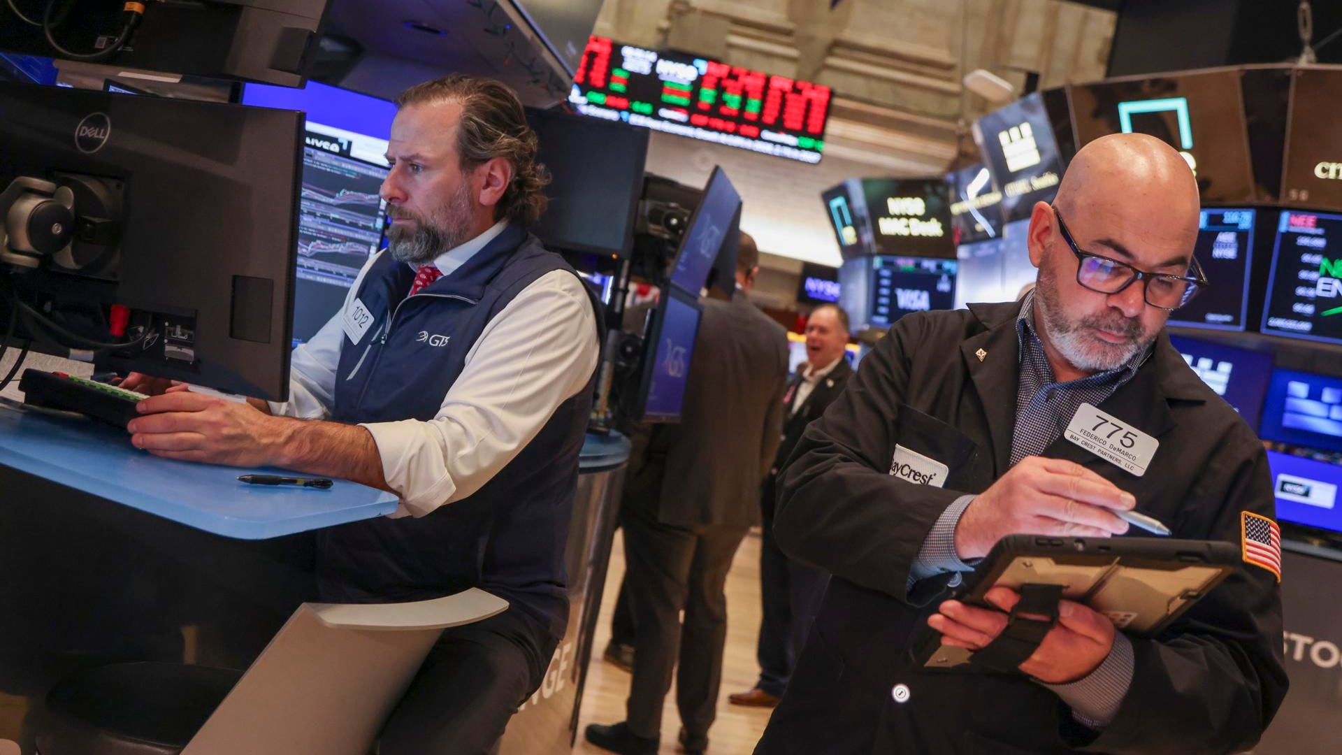 Fotografía de archivo de trabajadores en la Bolsa de Nueva York (EE.UU.). EFE/EPA/SARAH YENESEL