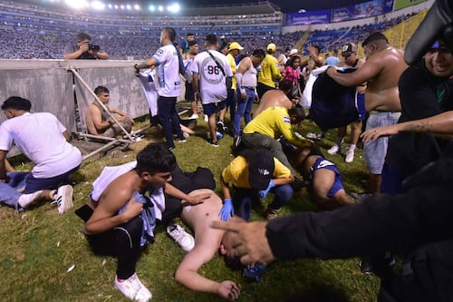 Doce muertos y 100 heridos por avalancha humana en estadio de El Salvador