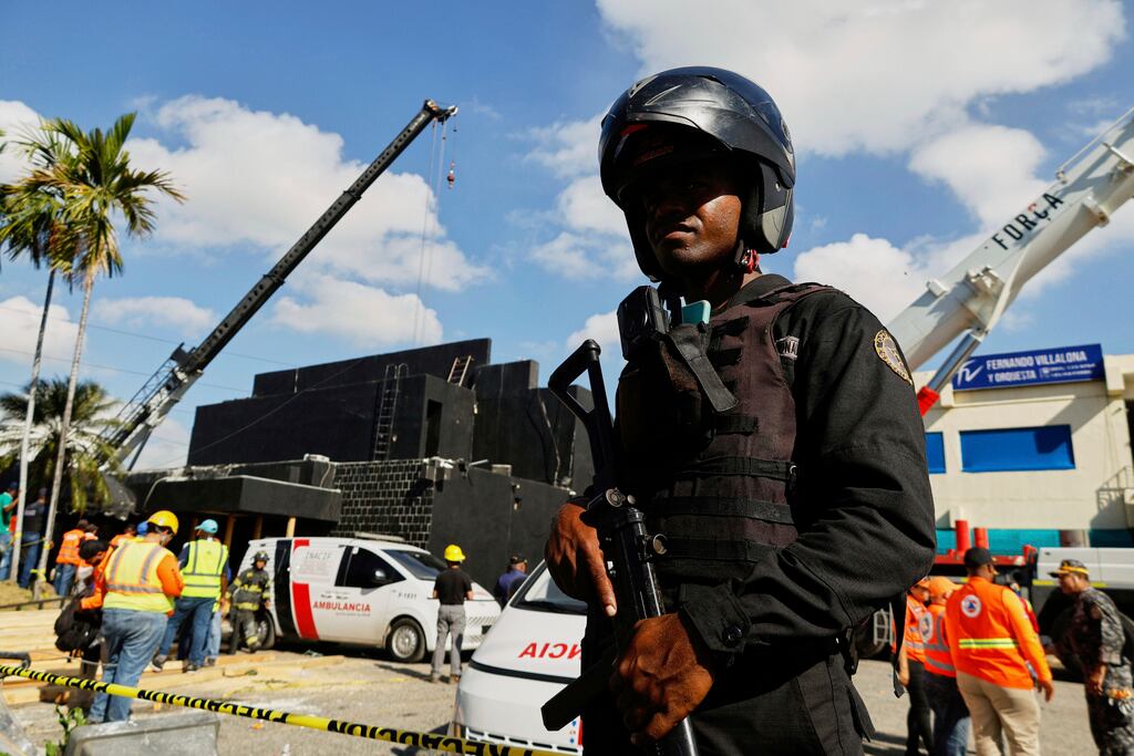 La policía acordonó el área mientras los rescatistas buscaban sobrevivientes en la discoteca Jet Set. (Foto AP/Eddy Vittini)