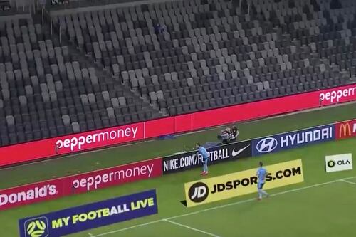 Futbolista anota gol y celebra con las gradas vacías por el coronavirus