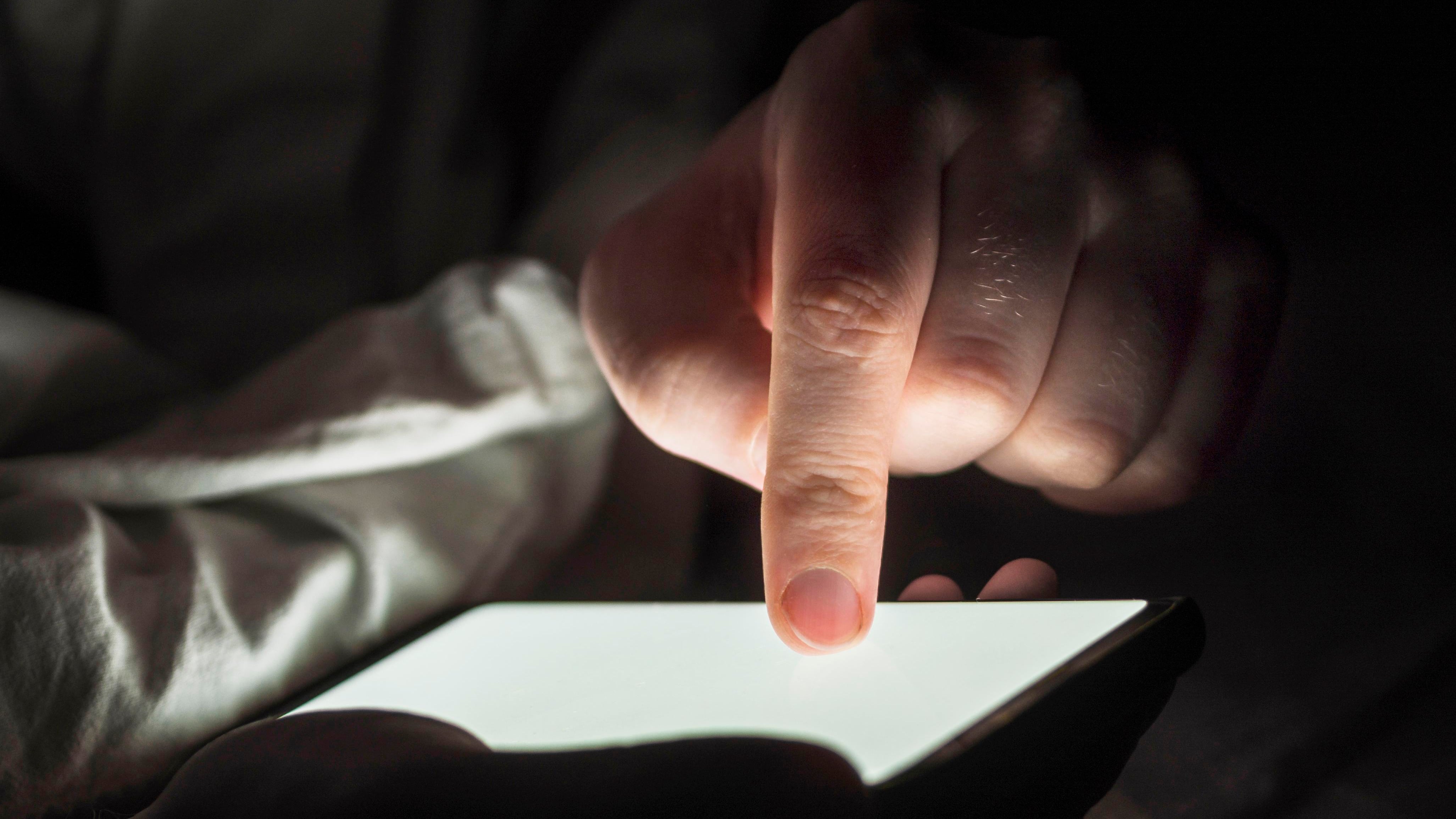 Si bien existen muchas historias de éxito de personas que encontraron el amor y a su pareja en línea, también hay muchos casos de estafas de citas en línea, las cuales están van en aumento. Foto: Freepik.