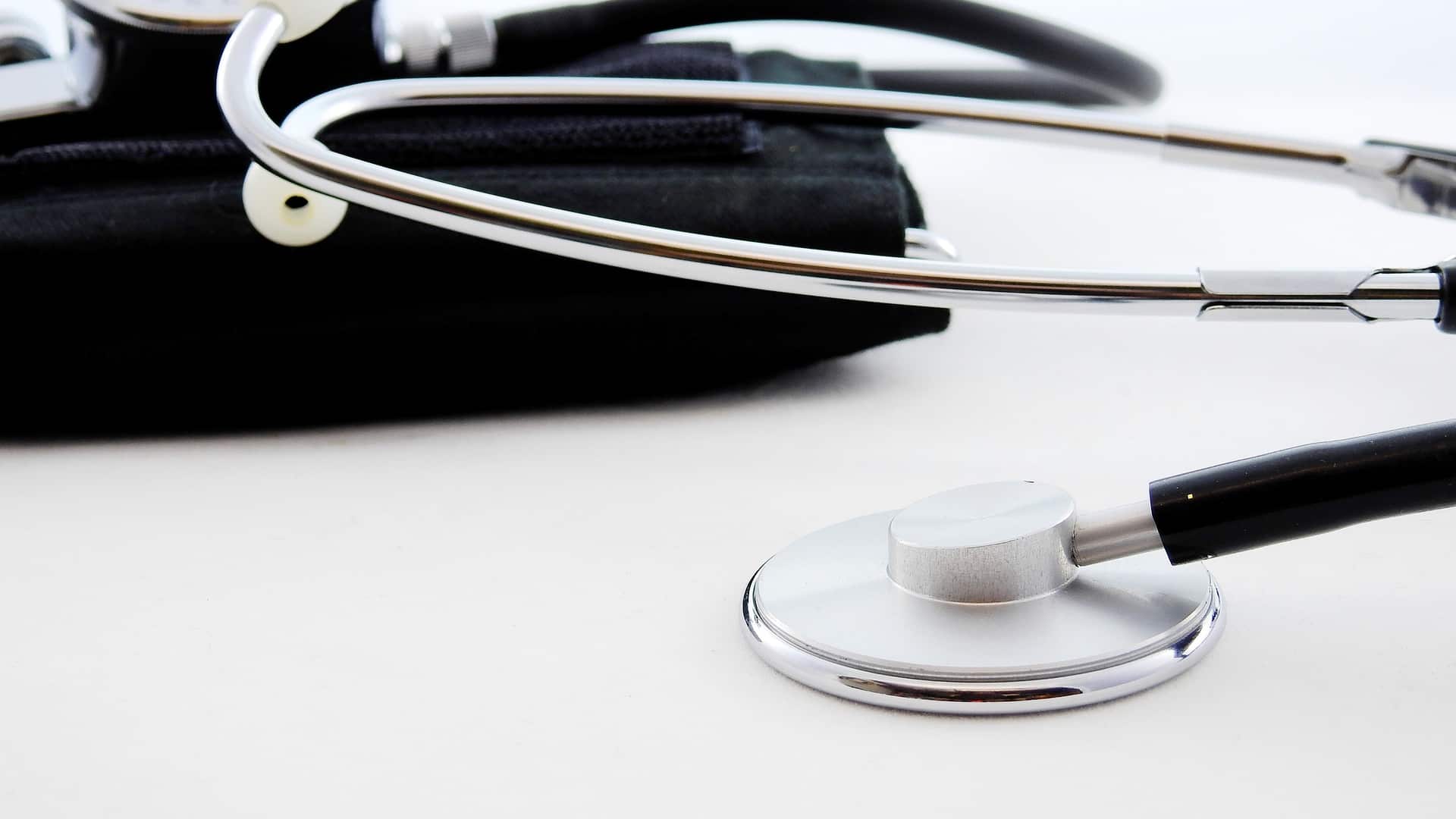 Médica é atingida por tiro dentro de ambulância