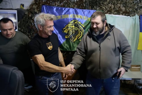 Sean Penn visita el frente en Ucrania junto a exasesor de Volodymyr Zelenskyy