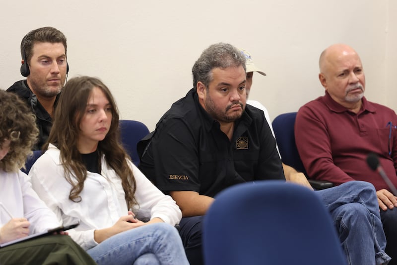 El desarrollador Roberto Ruiz Vargas, centro, escucha las ponencias durante la vista pública de Esencia.
Foto por Brandon Cruz González | Centro de Periodismo Investigativo