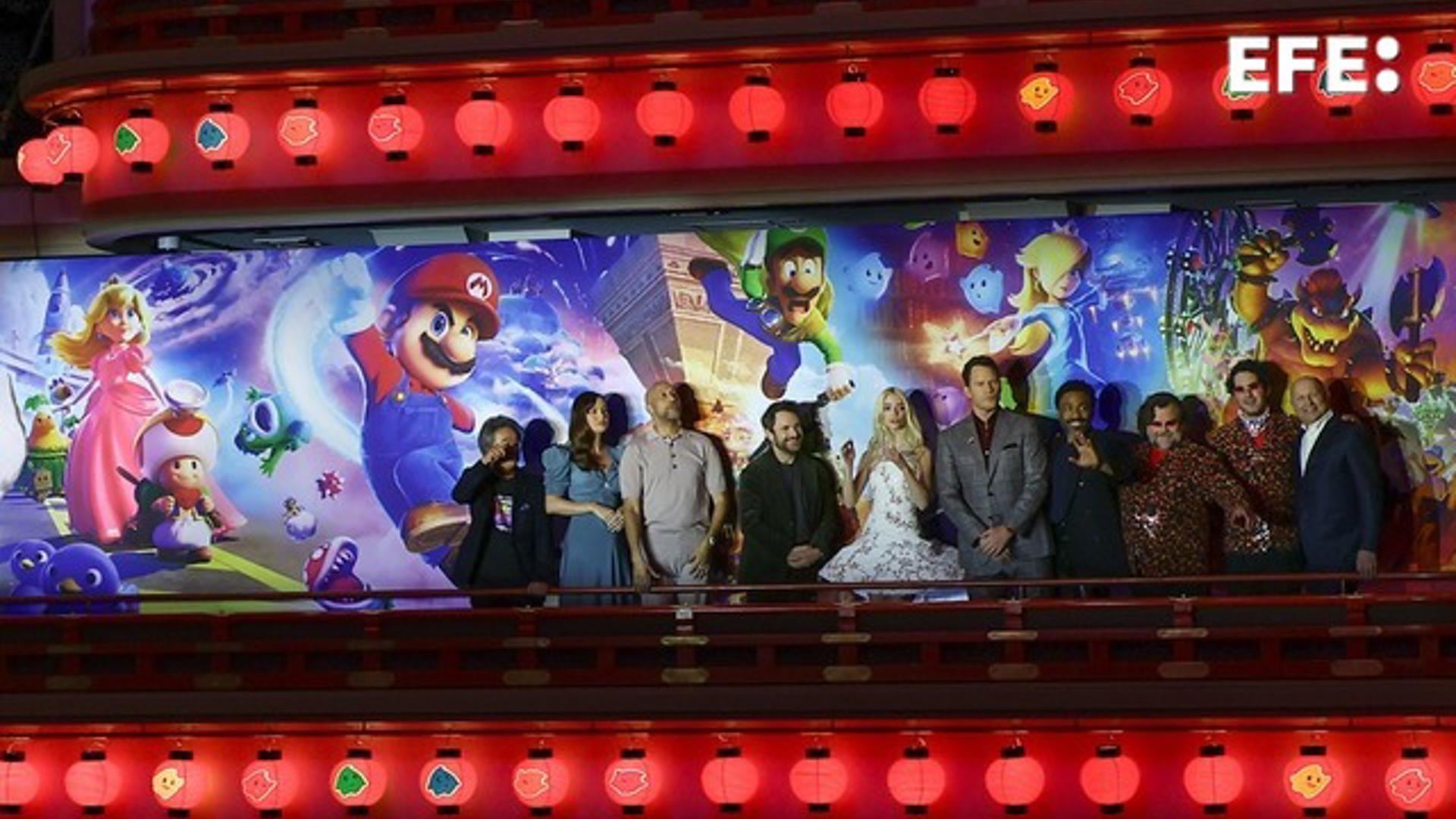 De izquierda a derecha: el productor Chris Meledandri y los intérpretes Jack Black, Benny Safdie, Donald Glover, Chris Pratt, Anya Taylor-Joy, Charlie Day, Keegan-Michael Key y Brie Larson, junto al productor japonés Shigeru Miyamoto durante el preestreno mundial de la película 'Super Mario Galaxy', celebrada este sábado en el teatro Minami-Za kabuki de Kioto.