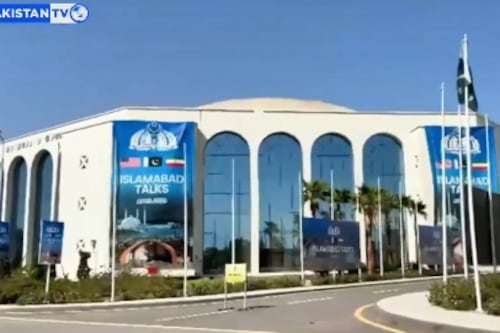 Irán llega a Islamabad para negociar con EE. UU. mientras Trump amenaza con reanudar los ataques