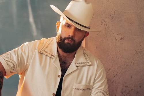 Carín León hace historia al convertirse en el primer mexicano en encabezar un festival en Japón