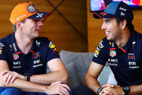 Max Verstappen cumple su promesa y le hace especial regalo a Checo Pérez