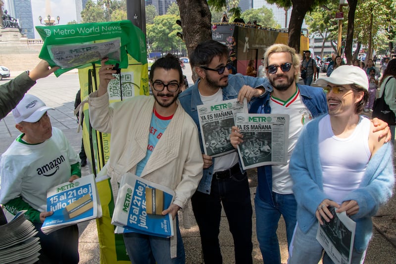 Morat repartiendo edición especial de Publimetro México