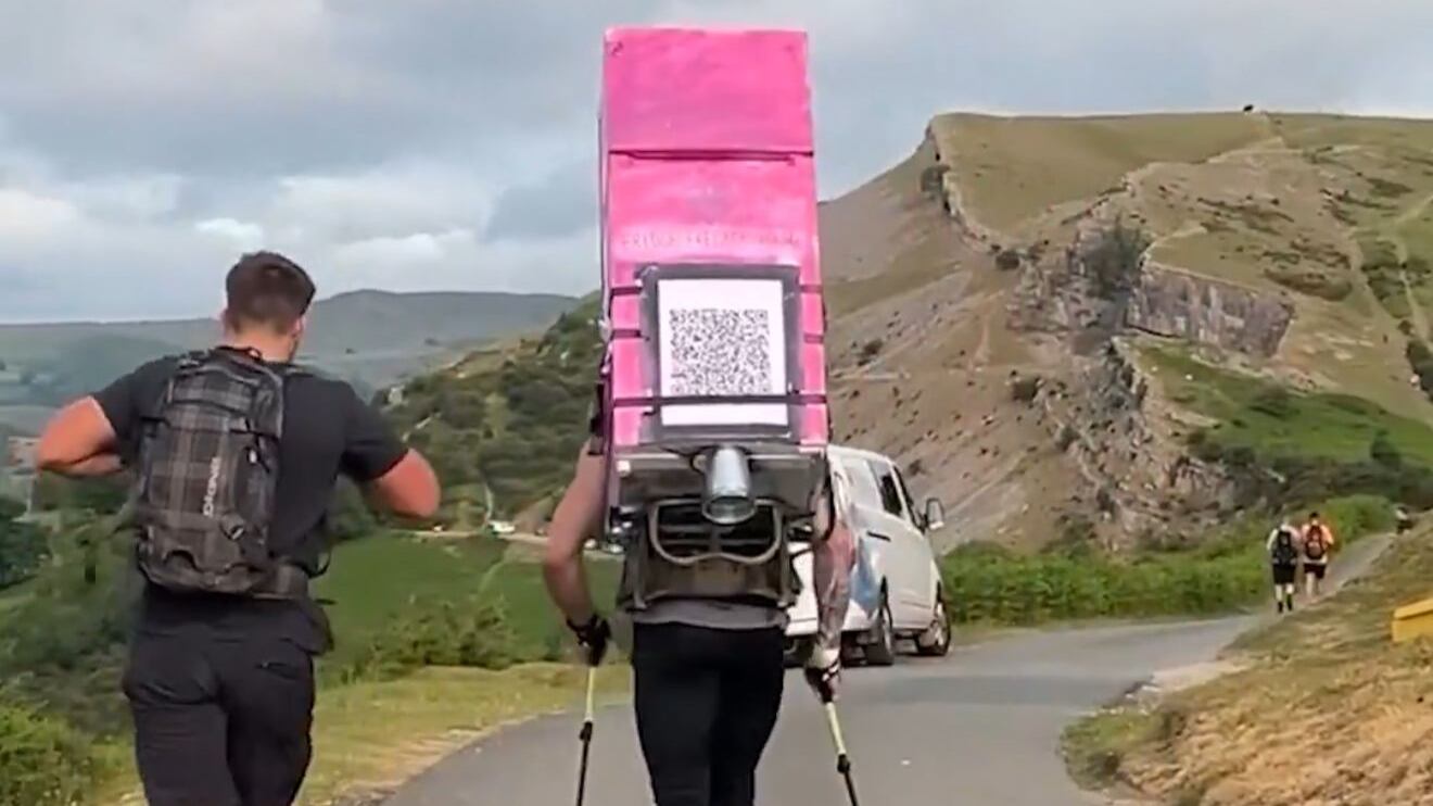 Cumple promesa a su esposa fallecida caminando 112 km con una heladera en la espalda