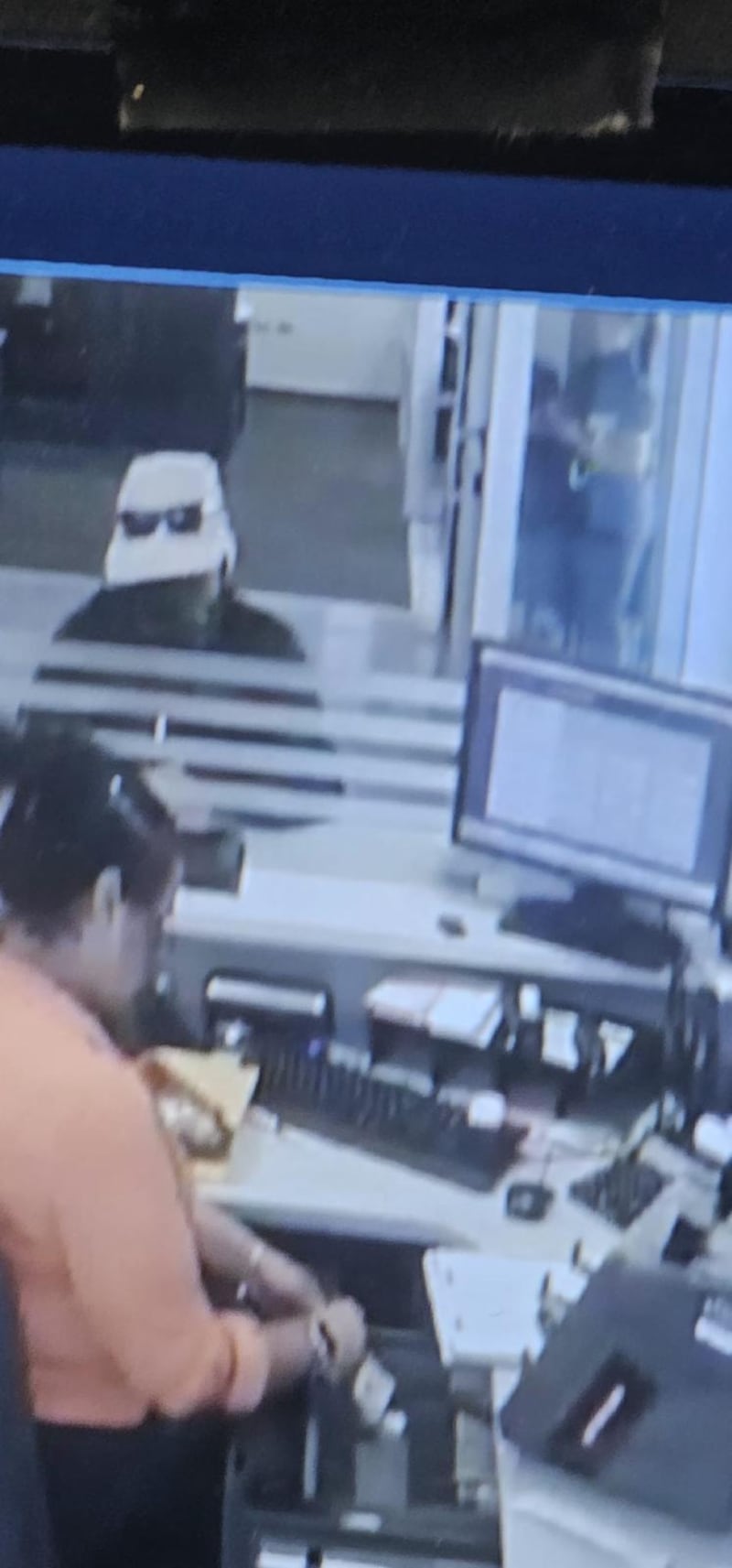 Autoridades difunden imágenes de asalto en banco de Guayama.
