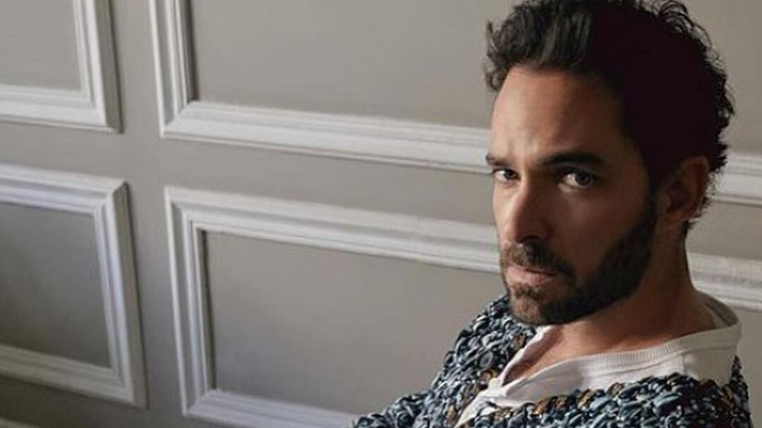 Manolo Cardona tiene una amplia trayectoria en televisión y cine que lo hacen uno de los actores más destacados de Colombia.