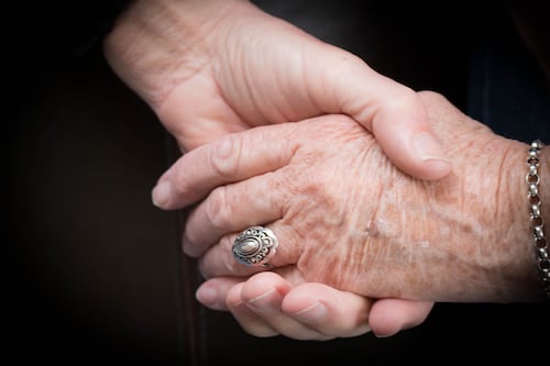 Consejos de la Cruz Roja para cuidadores y adultos mayores en temporada de huracanes
