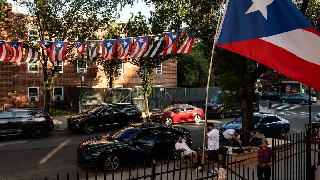 Banderas de Puerto Rico cuelgan sobre la entrada a un patio del complejo de vivienda Hope Gardens en la calle Linden, en Brooklyn.
Foto por Adi Talwar | Centro de Periodismo Investigativo