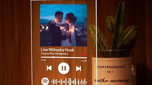 Placa acrílica personalizada con una canción.