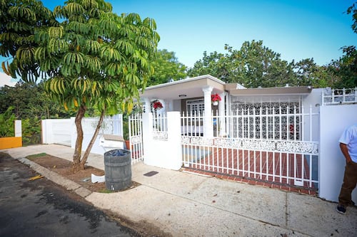 Municipio de San Juan entrega tres hogares rehabilitados a familias sanjuaneras