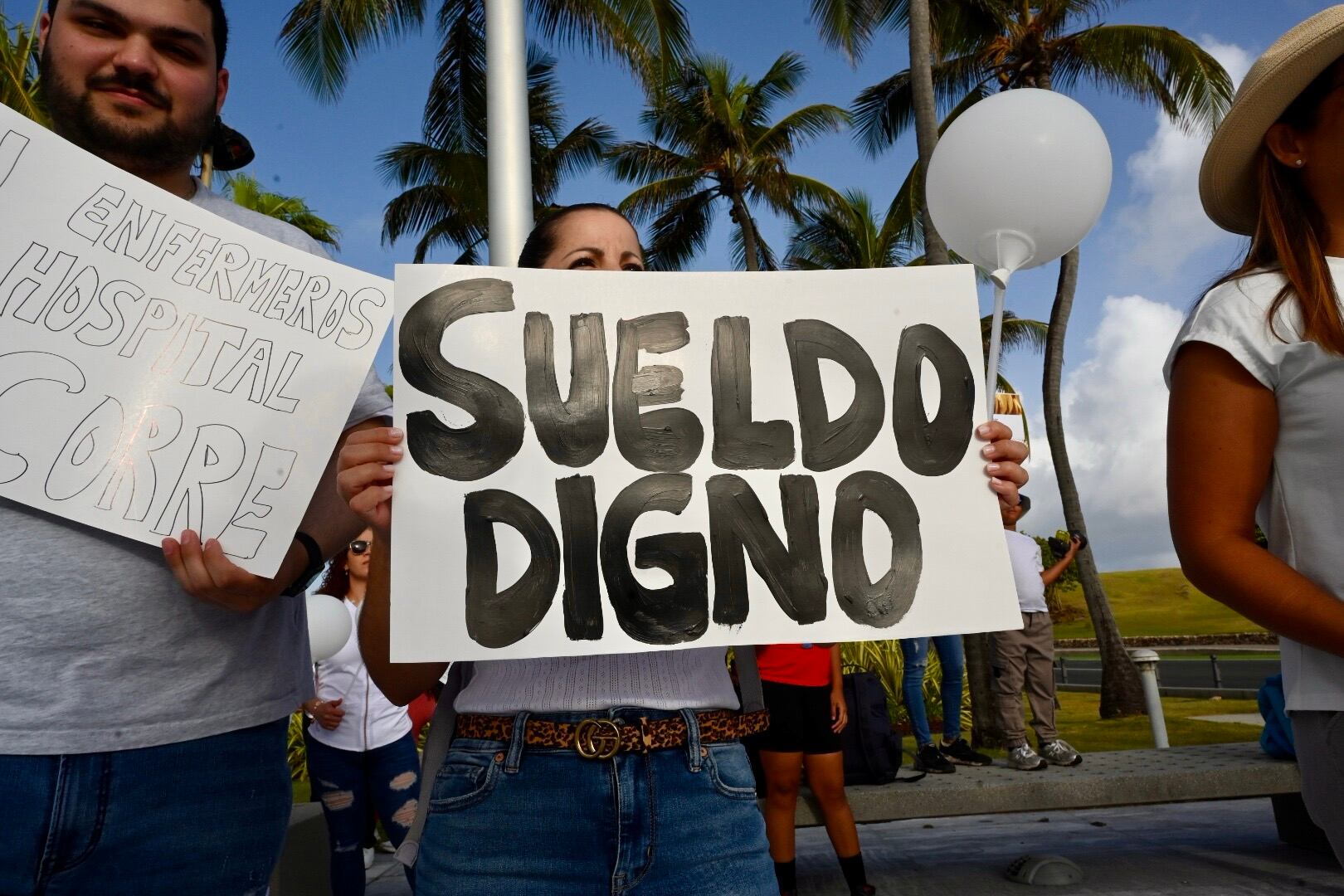 Las enfermeras y enfermeros protestan frente al Capitolio, demandando mejores condiciones de trabajo y salario. Capitolio, San Juan. Metro PR 12 de junio de 2025