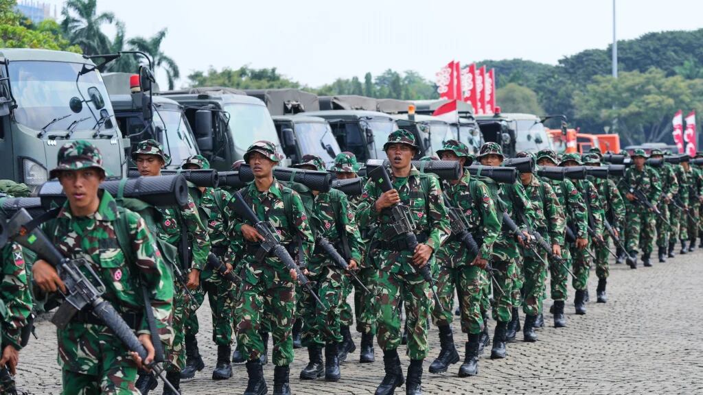 Militares indonesios en Yakarta, Indonesia, 1 de septiembre de 2025. (Foto AP/Tatan Syuflana, Archivo)