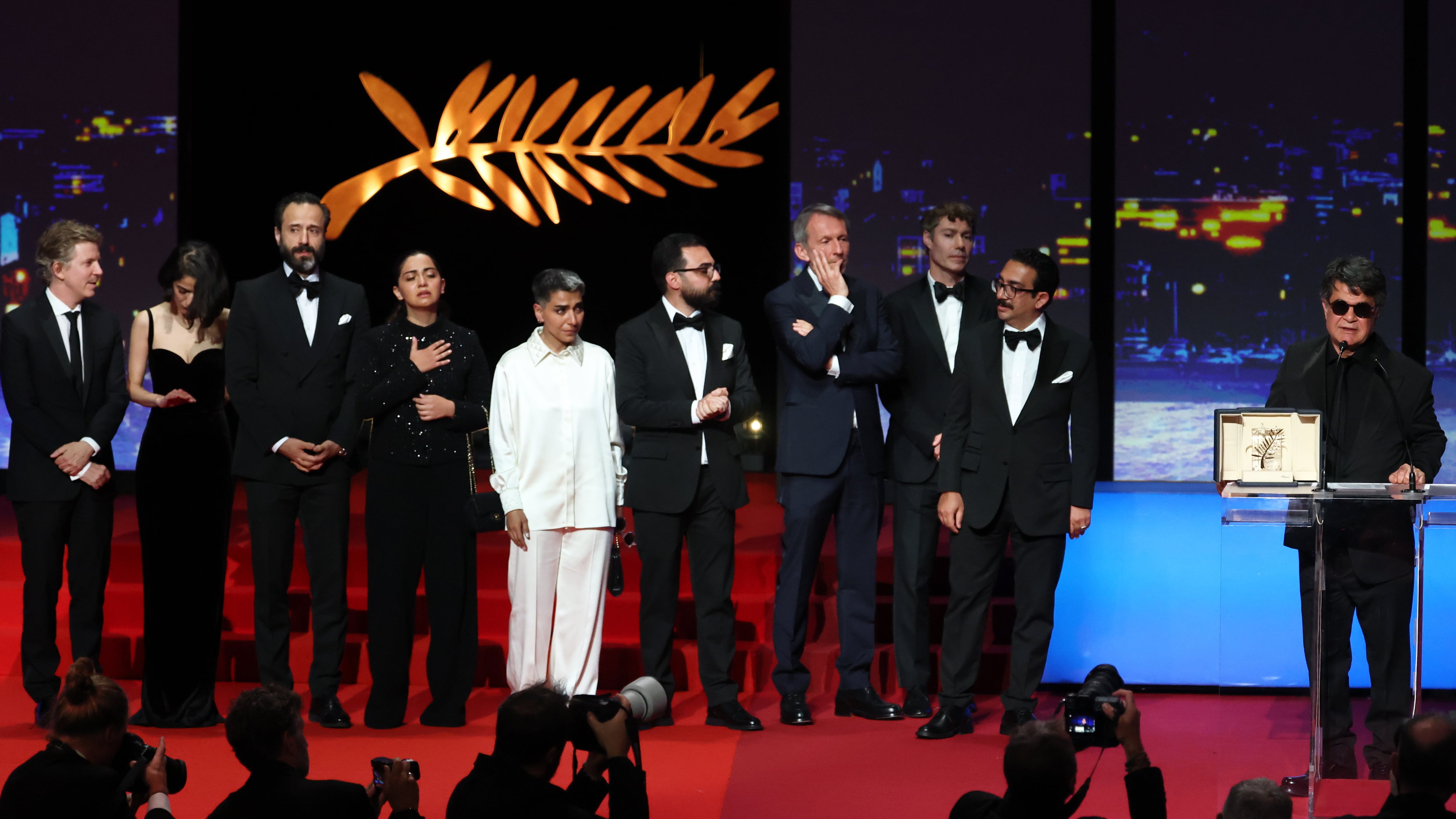 Imagen de archivo del director iraní Jafar Panahi y del equipo de "Un simple accidente" ('It Was Just an Accident') en Cannes. EFE/EPA/MOHAMMED BADRA