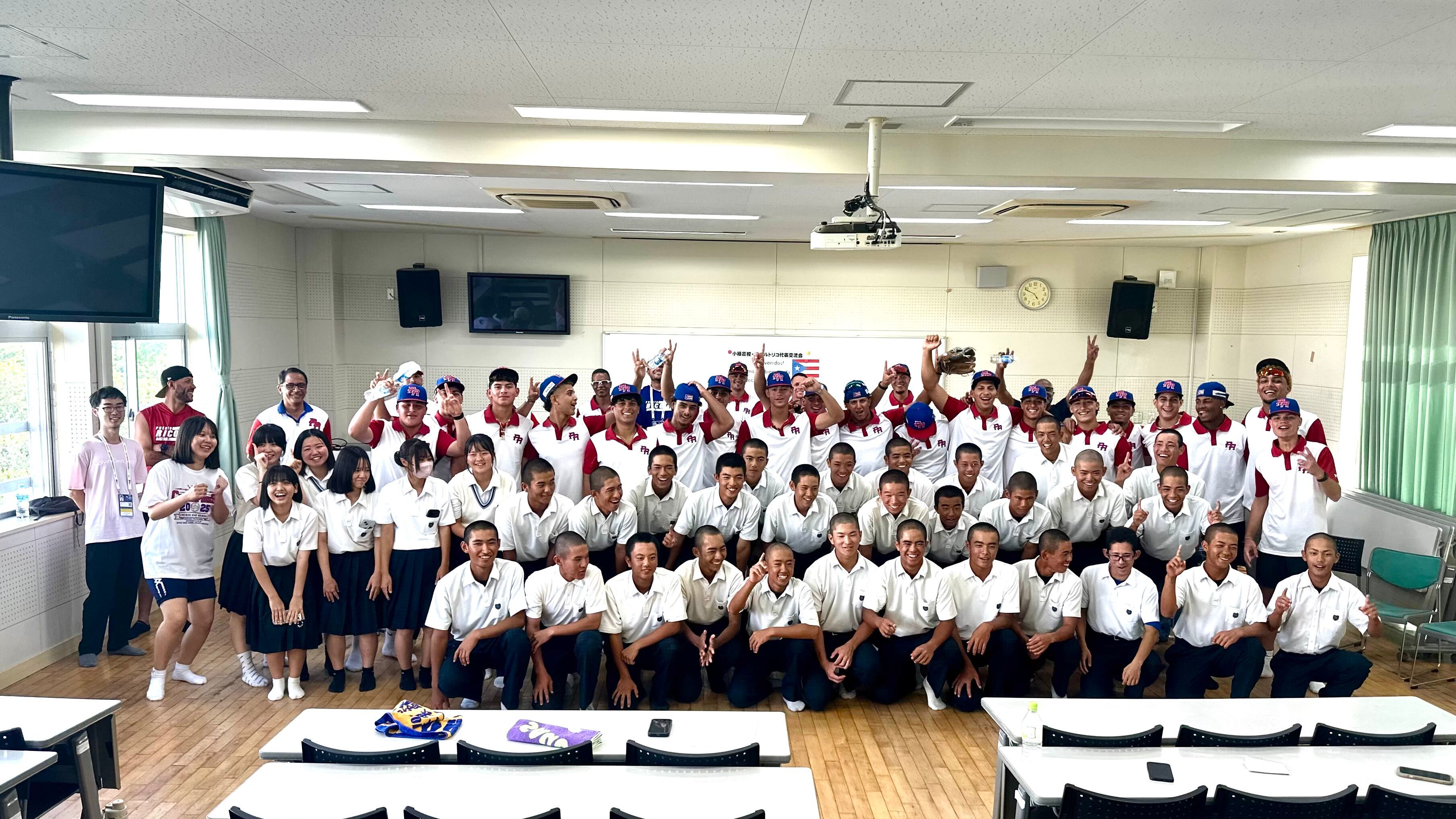 Equipo Sub 18 de Puerto Rico visitan la Oroku High School en Okinawa.