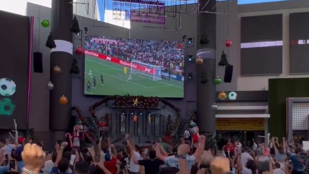 Los boricuas se congregaron en el Distrito TMobile para disfrutar del juego final de la Copa del Mundo