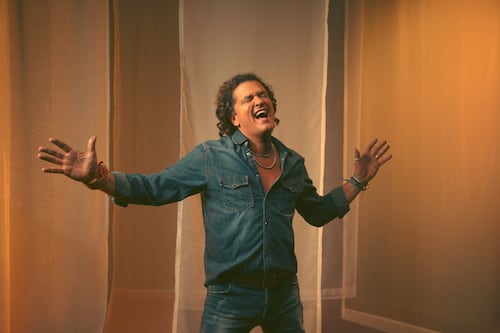 Carlos Vives estrenó “Te Dedico”, el primer adelanto de lo que será su último álbum