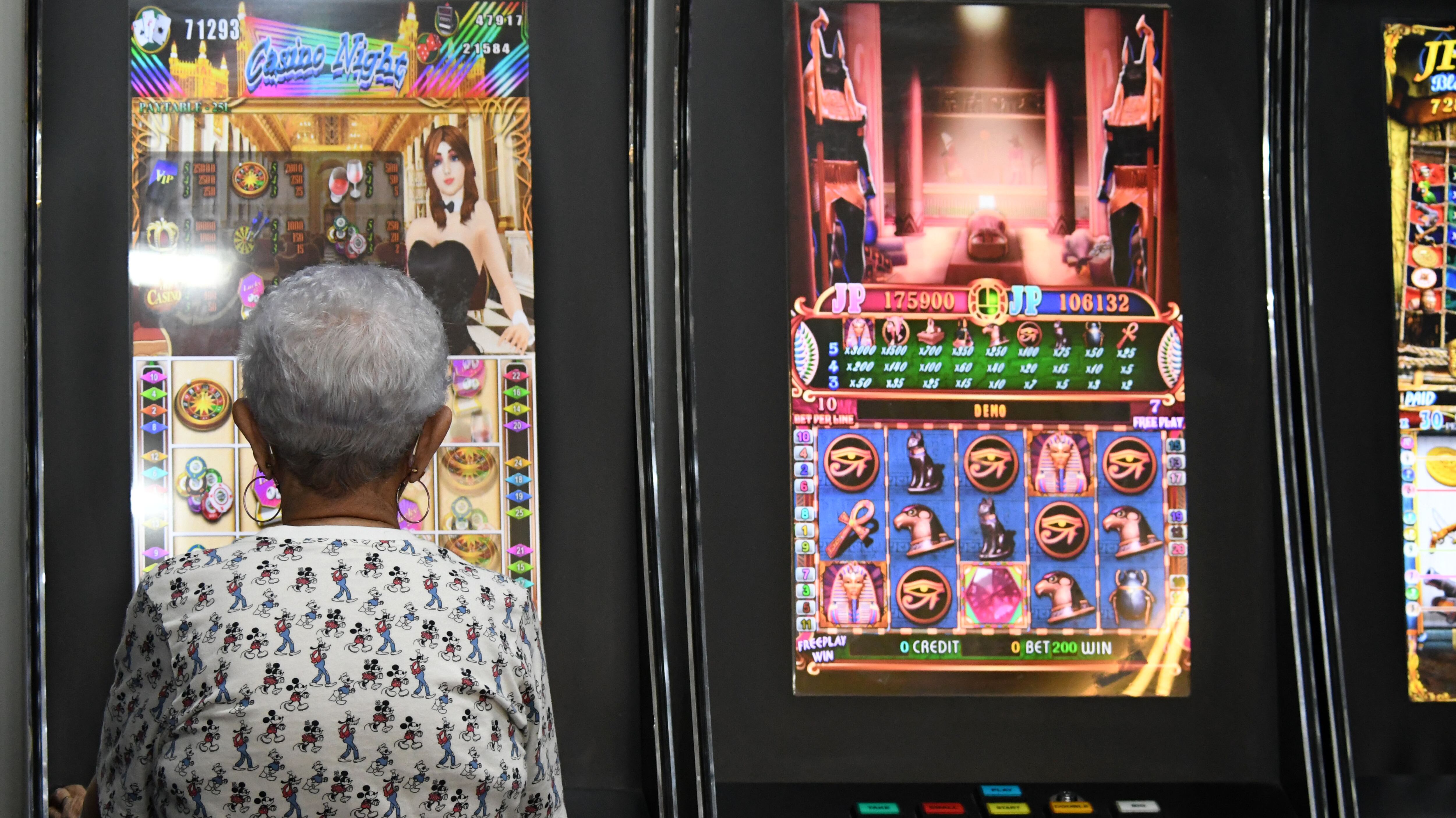 Jugadora de maquinita.