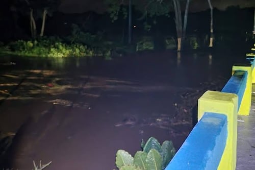 Río Cibuco sale de su cauce y provoca cierre de tramo en la PR-2 de Vega Alta