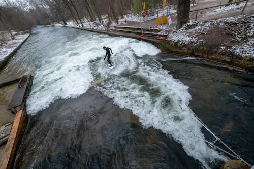 Surf urbano: una ola de río en un parque de Múnich, Alemania genera debate entre autoridades y surfistas