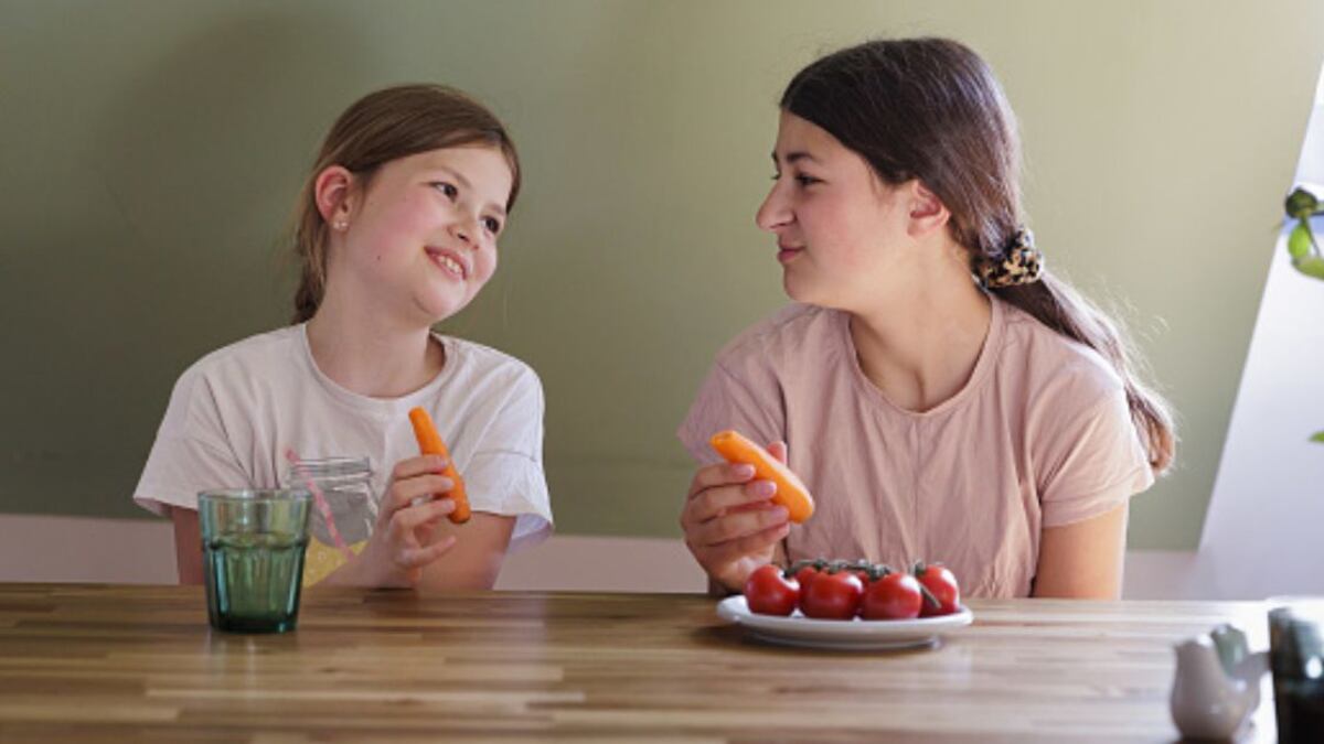 La niña visita la casa de su padre dos fines de semanas al mes, donde la madrastra le enseña a alimentarse saludablemente y hacer ejercicio