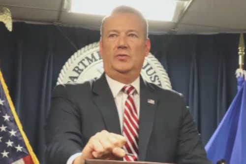 Juez de Minnesota cita a declarar al director interino del ICE ante un posible delito de desacato