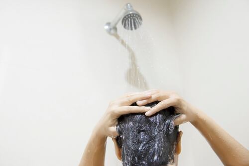 ¿Es malo para tu cabello lavarlo con agua caliente?