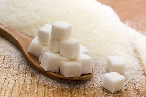 Alertan sobre alimentos con aspartamo que pueden causar cáncer de hígado 
