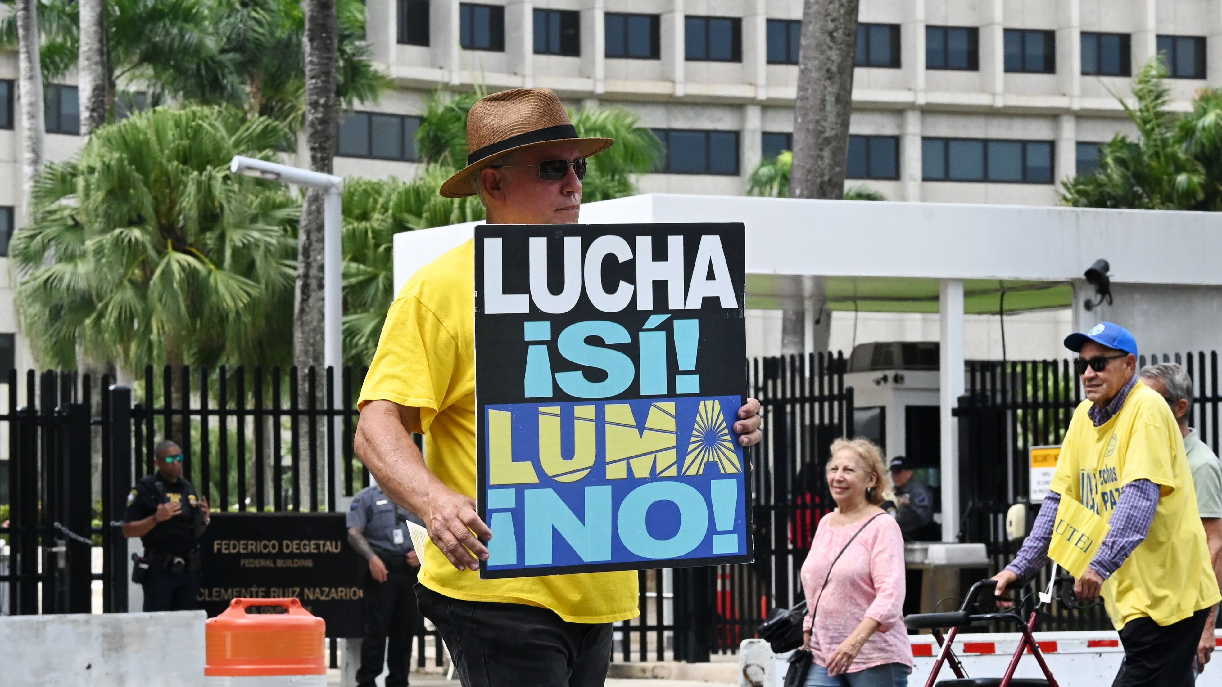Jubilados de la AEE, protestan frente al Tribunal Federal