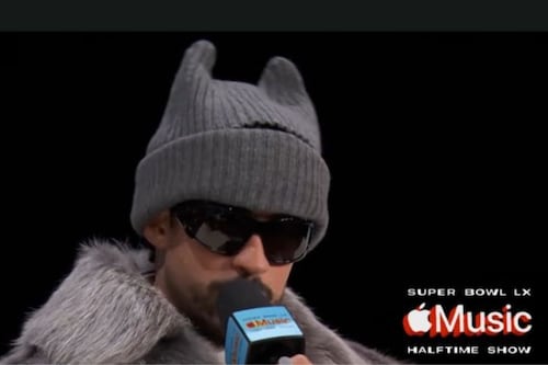 Bad Bunny lanza un “¡Viva México!” y respalda a la comunidad latina en la conferencia del Super Bowl LX