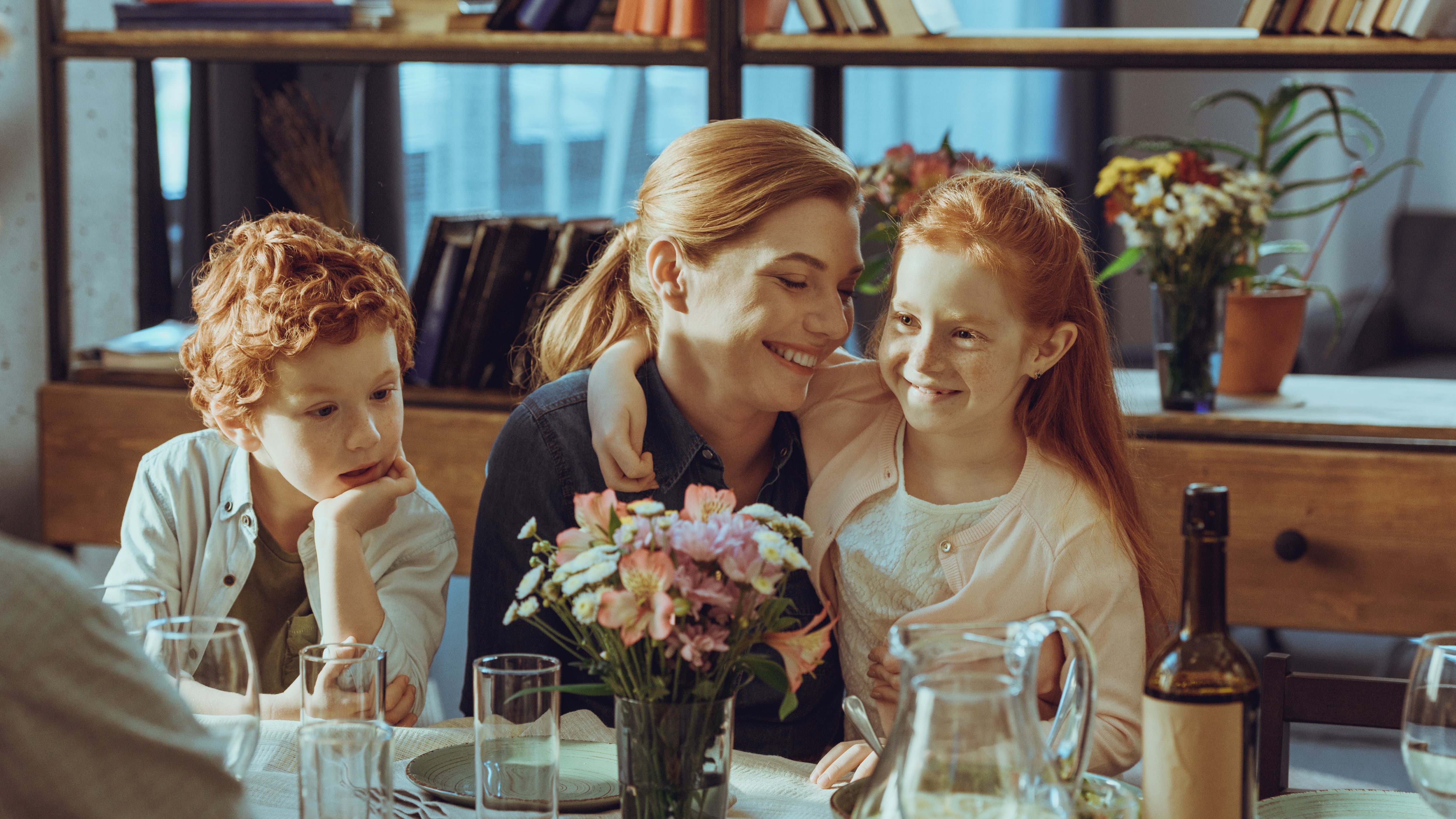 Madre con sus hijos