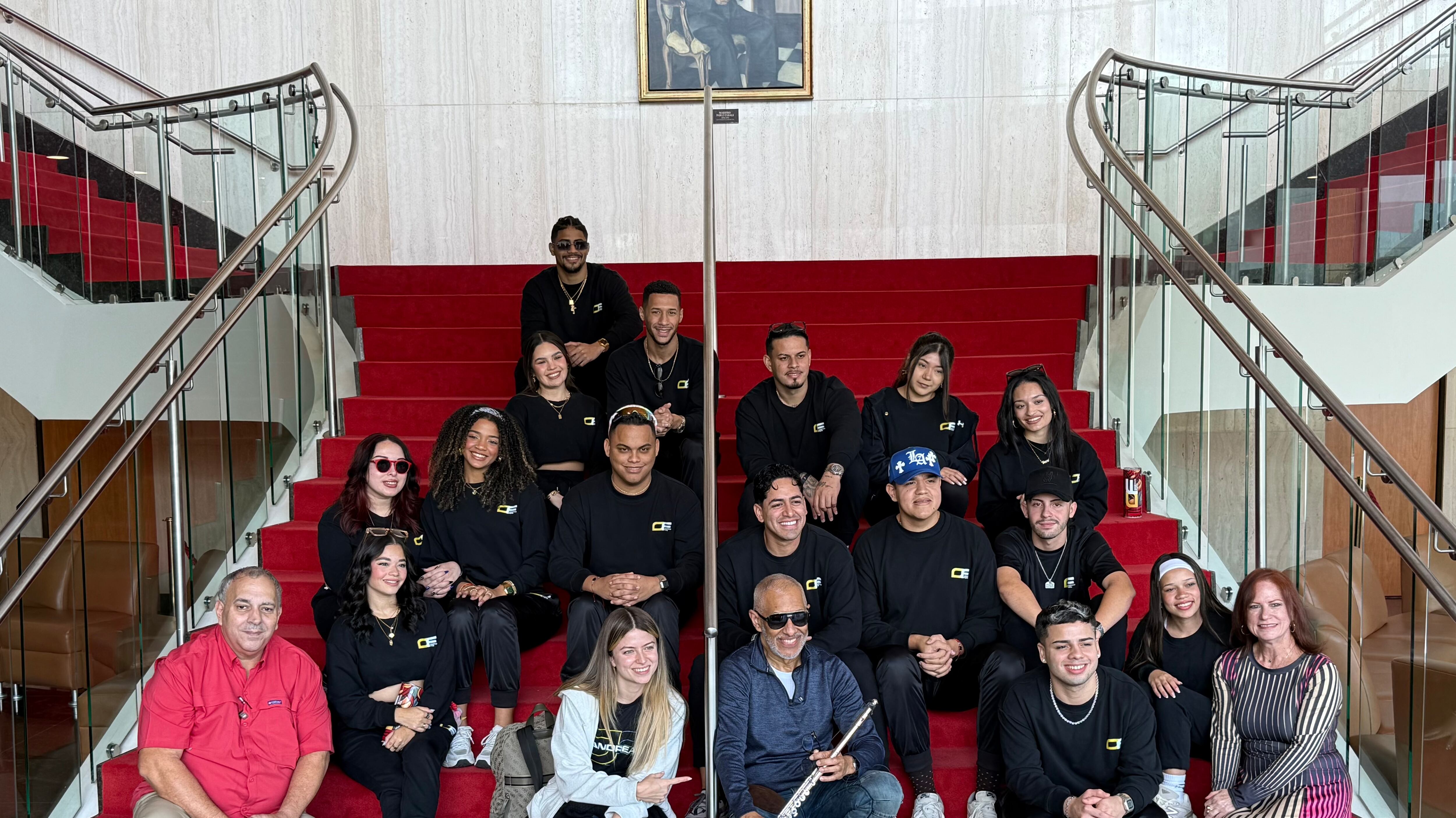 Estrellas de "Objetivo Fama 2025" junto al director asociado de la OSPR, Rafael Enrique Irizarry y el flautista Néstor Torres.