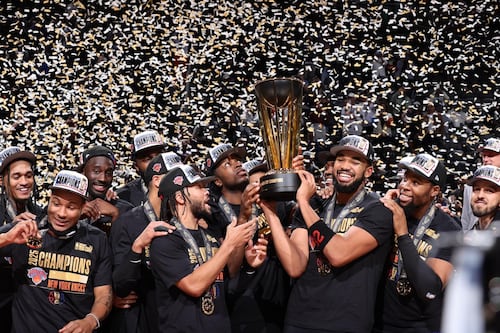 Knicks vencen a Spurs y logran su primera NBA Cup