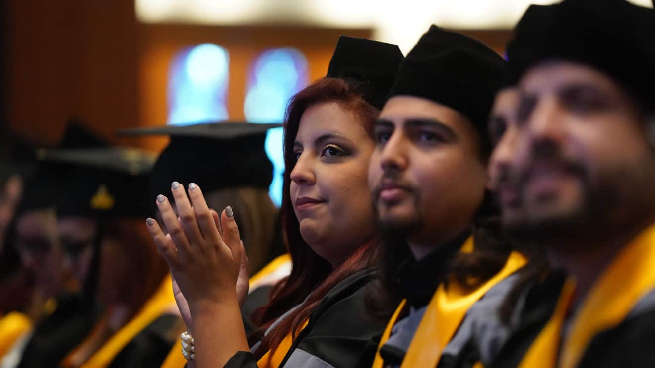 Graduandos en ceremonia de colación de grados de la Universidad Central del Caribe, en el Centro de Convenciones.