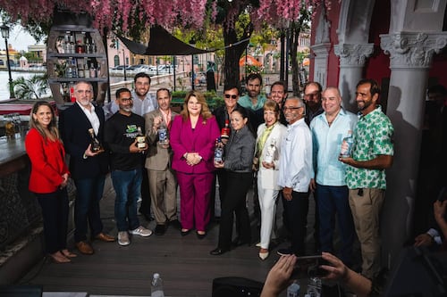 Gobierno integra roneros emergentes al Rum Tax Cover Over