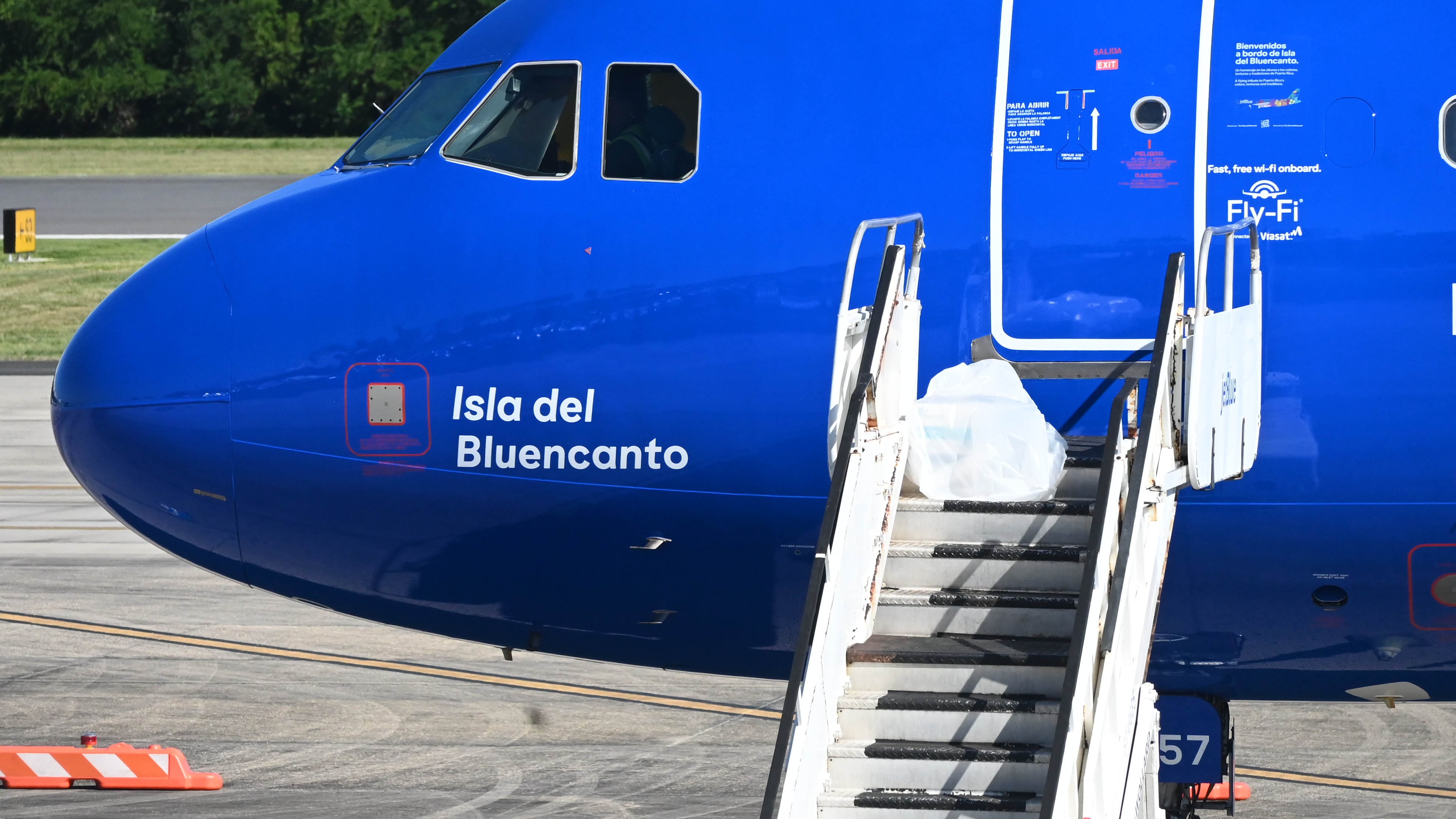 La Aerolínea Jet Blue presenta su nueva librea con diseños del jibarito de Puerto Rico