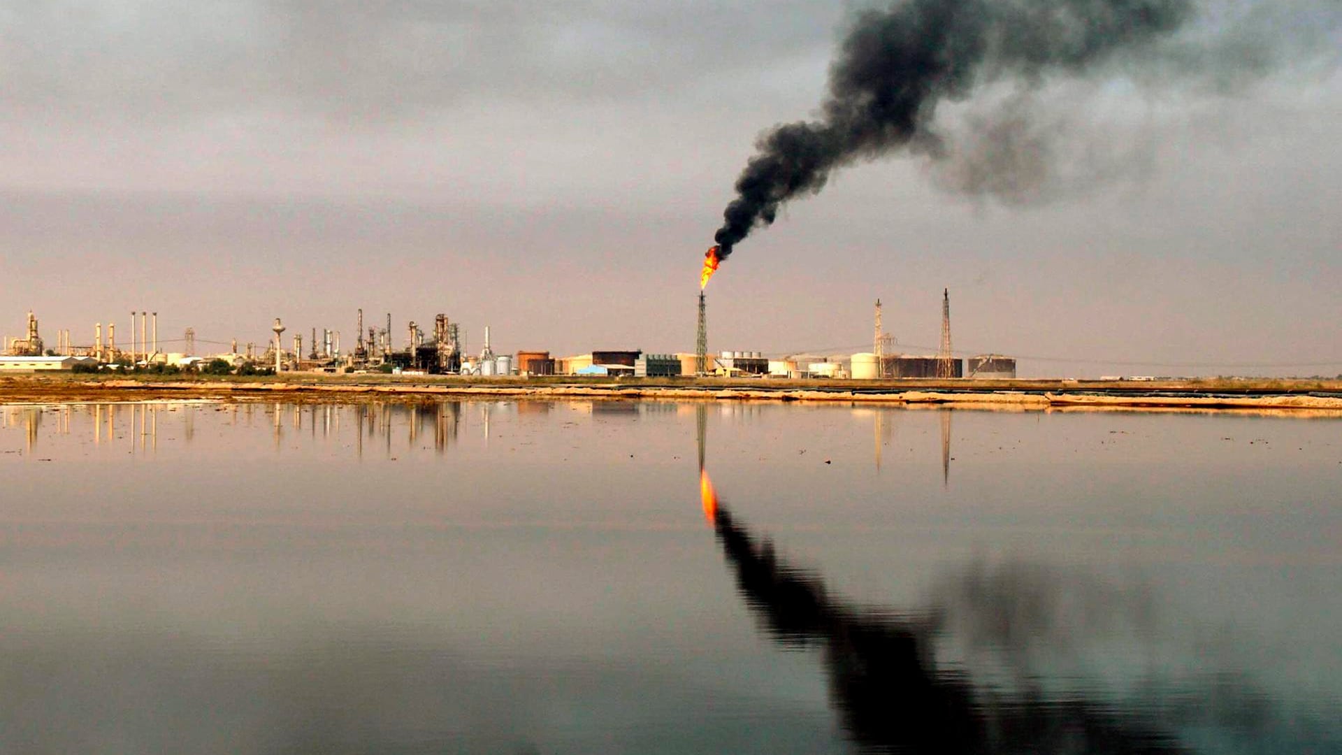 El crudo brent sube un 4,71 % y supera los 81 dólares por temores de suministro en Irán