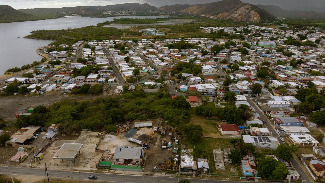 Vista aérea de la comunidad Esperanza en el pueblo de Guánica y al fondo la Bahía de Guánica.